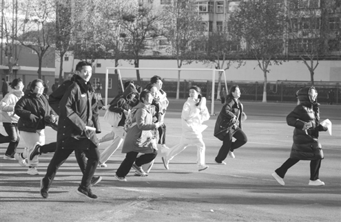 28日,千余名学生代表参与开幕式并体验寻宝活动,同学们按图索骥穿梭在校园每一个角落 本专题摄影记者 赵天羿